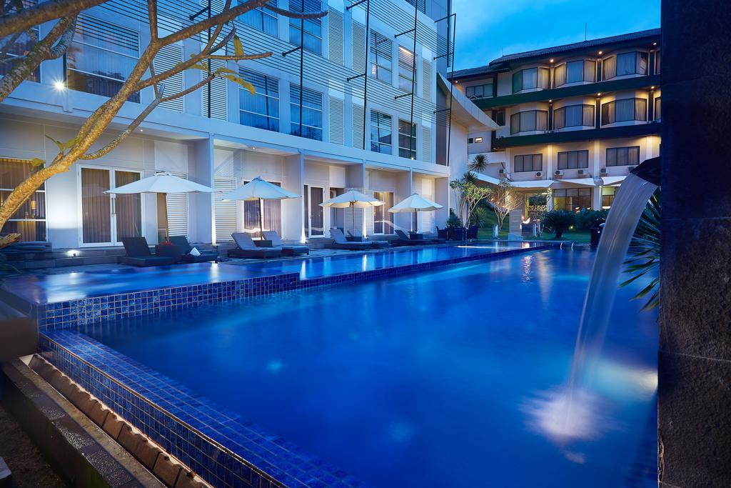 Grand Kecubung Hotel Pangkalanbuun Exteriör bild