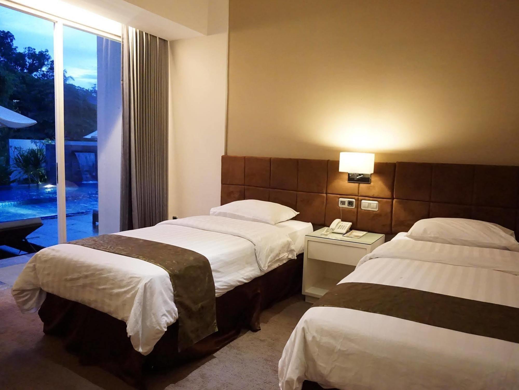 Grand Kecubung Hotel Pangkalanbuun Exteriör bild