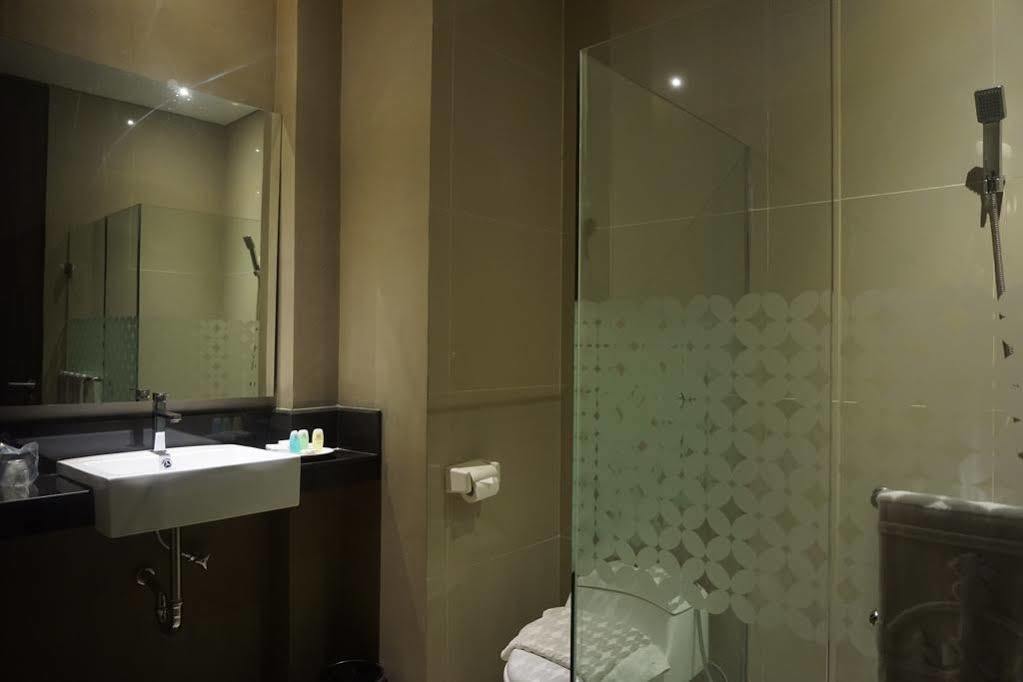Grand Kecubung Hotel Pangkalanbuun Exteriör bild
