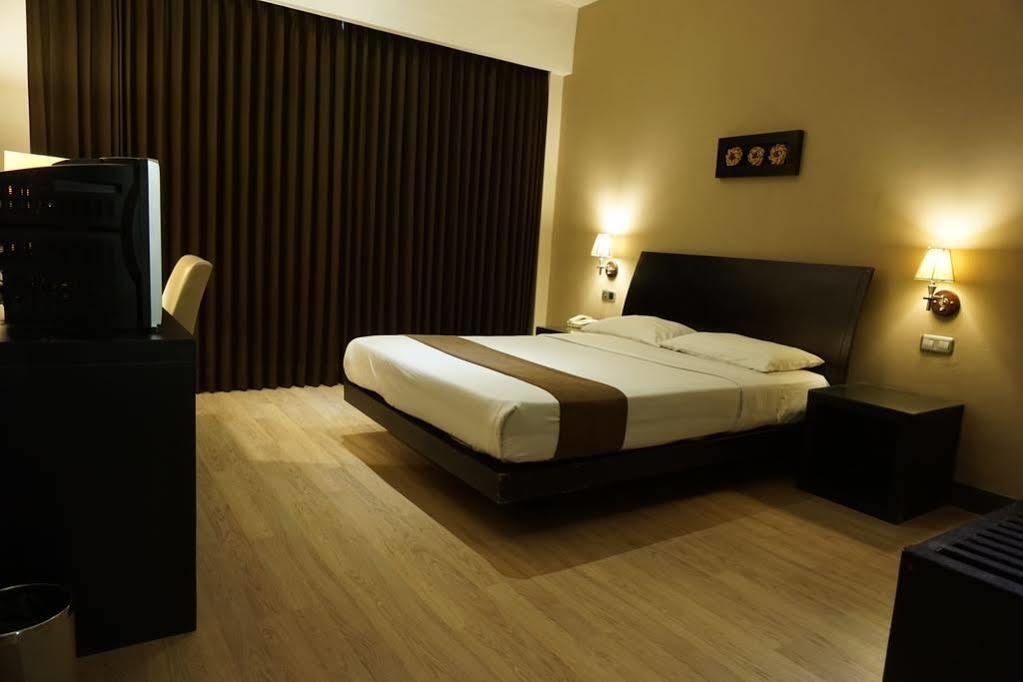 Grand Kecubung Hotel Pangkalanbuun Exteriör bild