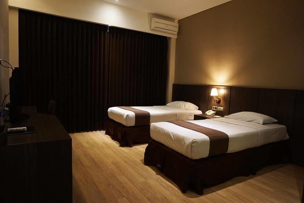 Grand Kecubung Hotel Pangkalanbuun Exteriör bild
