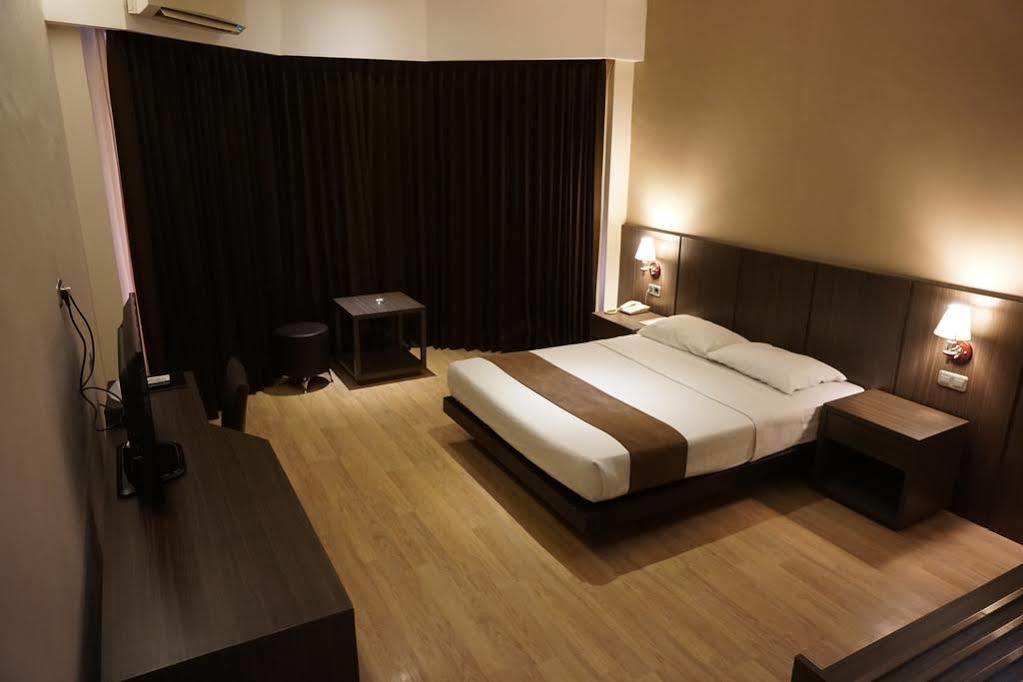 Grand Kecubung Hotel Pangkalanbuun Exteriör bild